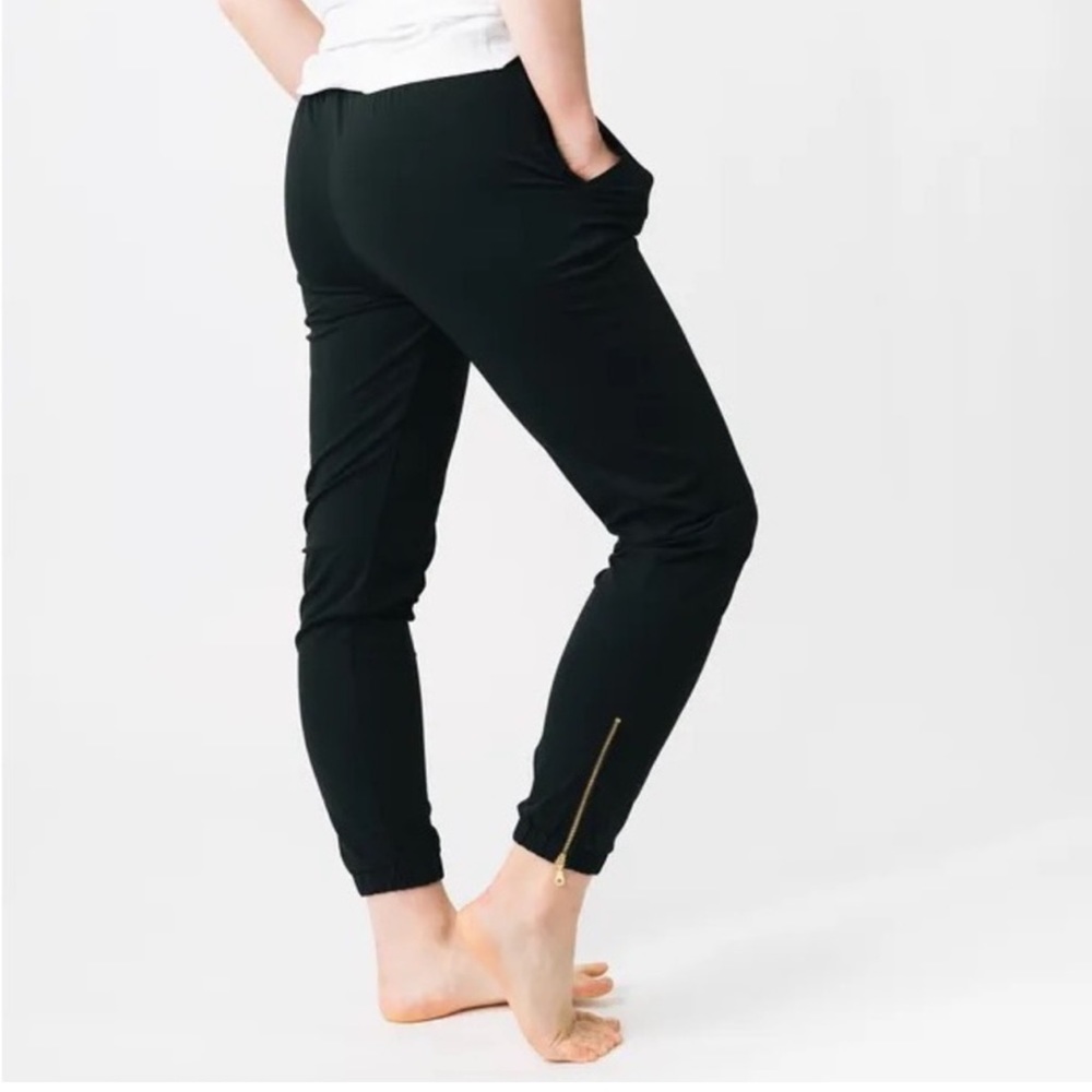 Zyia black peak jogger